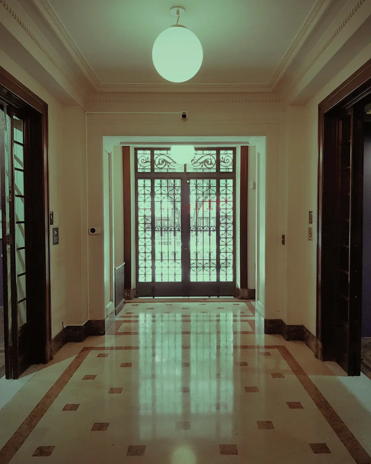 L’entrée d’un immeuble parisien
